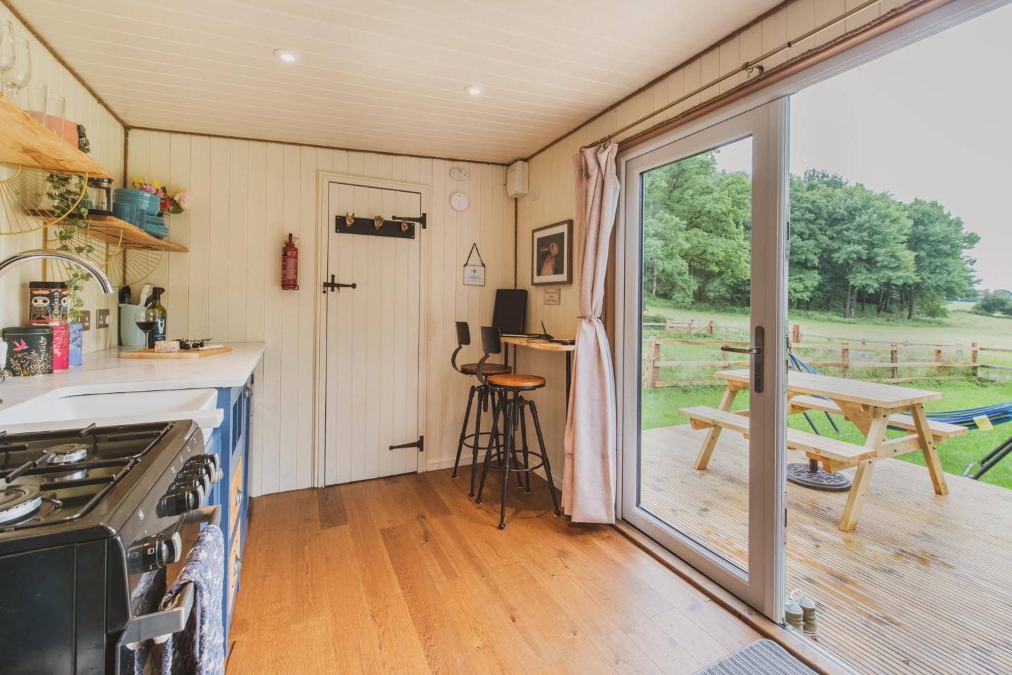 Отель The Hideaway At Hiddenwood Glamping Corsley Экстерьер фото